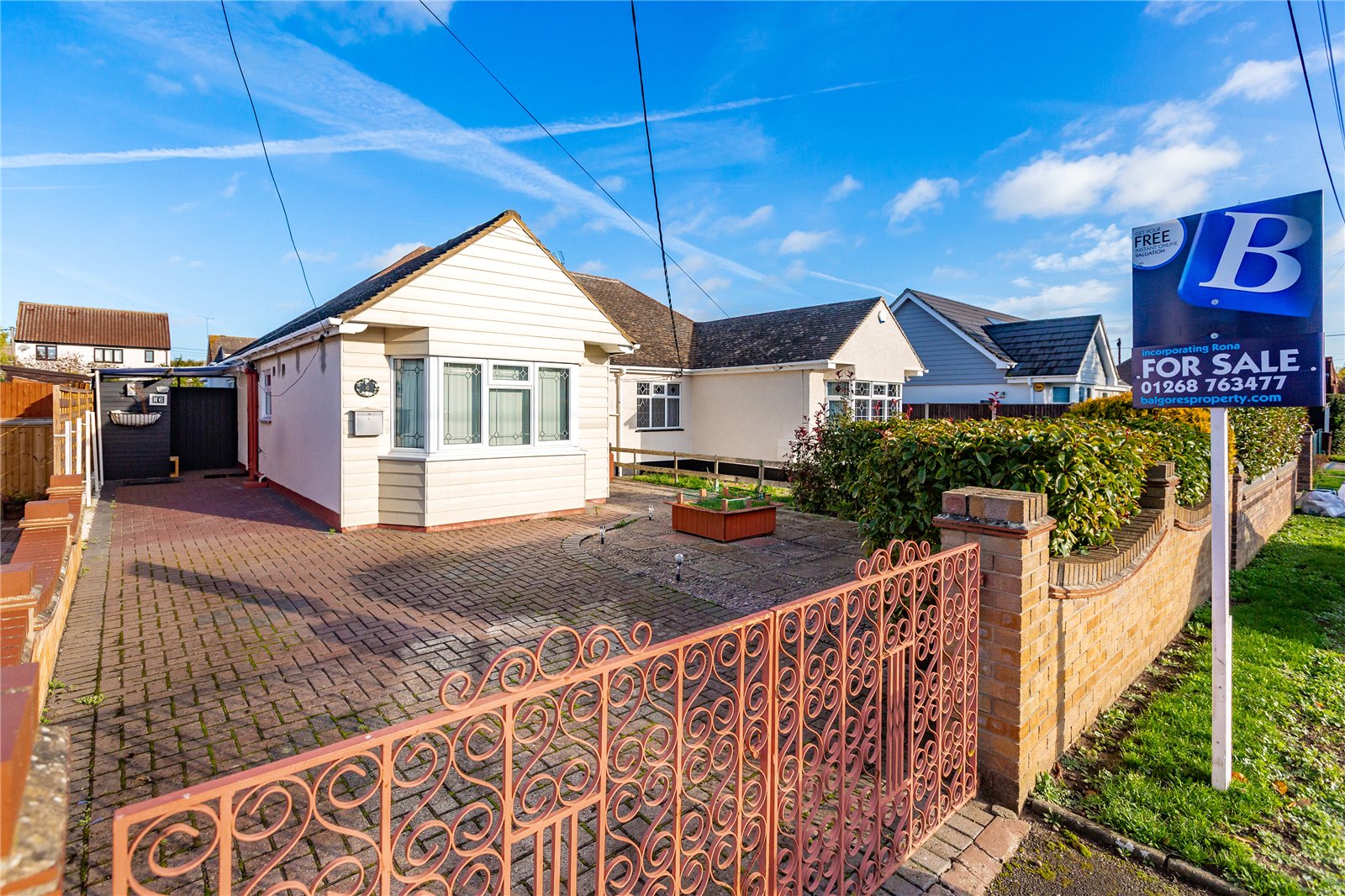 2 bedroom bungalow for sale in Carlton Road, Wickford, Essex, SS11